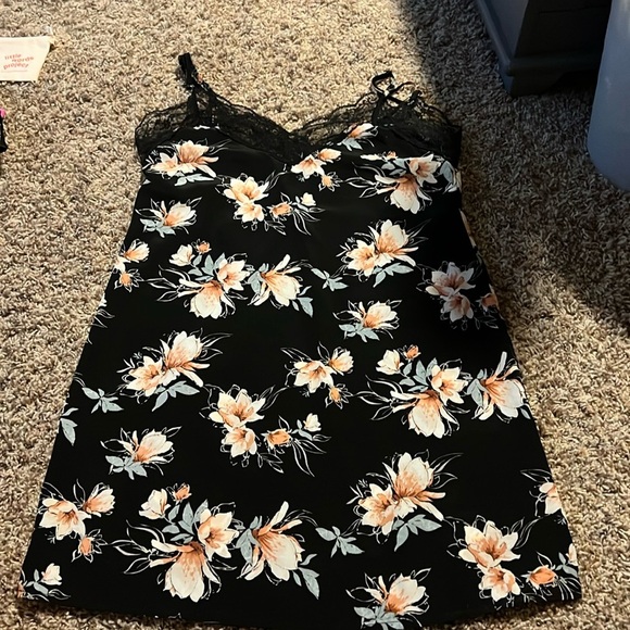 Socialite‎ Dress - Picture 1 of 4